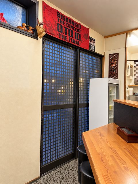The lattice sliding door at the exit, seen from inside