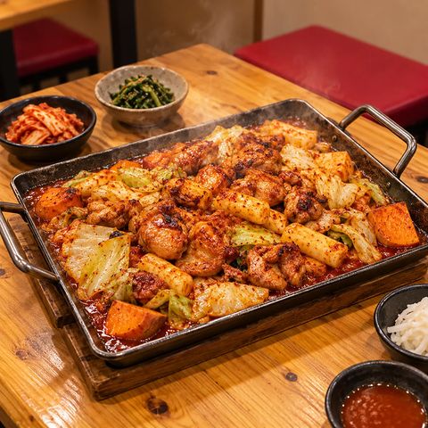 鶏肉とキャベツを甘辛いコチュジャンだれで炒めた鉄板料理