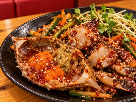Reservation-only yangnyeom gejang: crab meat and sauce served in the shell