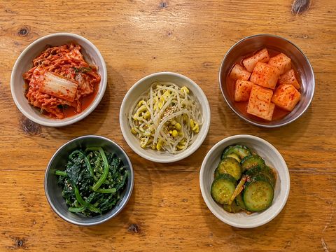 白菜キムチ・カクテキ・もやし・ほうれん草・きゅうりの小皿