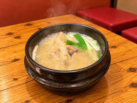 Reservation-only samgyetang: a clay pot on the restaurant’s wooden table
